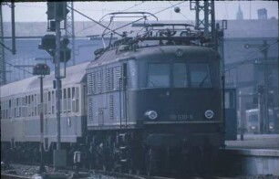 Stuttgart Hbf. Gleis 8 Lok 118 030 Eilzug Bnb-Wagen