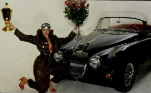 Model mit Auto im Studio