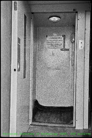 Aufzug in der Versuchshalle des Instituts für Reaktorbauelemente (IRB)