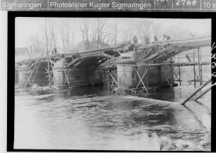 Landesbauamt Sigmaringen - Umbau der Nepomukbrücke (Bauhofbrücke); Seitenansicht; auf der Brücke Bauarbeiter; Holzgerüst