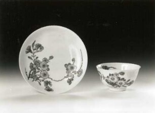 Koppchen und Untertasse (China, 1723/1735, Regierungsperiode Yongzheng; Porzellan; Aufglasurmalerei; Höhe (Koppchen) 4,6 cm, Durchmesser (Untertasse) 13,1 cm; Staatliche Kunstsammlungen Dresden (SKD)