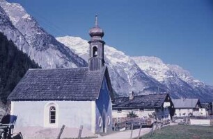 Mieminger Kette. Dorf unterhalb der Bergkette