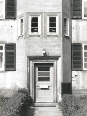 Dresden-Trachau. Wohnsiedlung Bauverein Gartenheim (1926/1928; P. Beck). Wohnblock, Böttgerstraße 31/35. Haustür und Treppenhausfenster (Nummer 35)