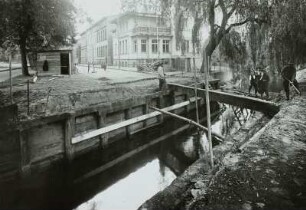 Güstrow. Erneuerung der Brücke über den Graben am Rosengarten. Blick in die Bleicherstraße