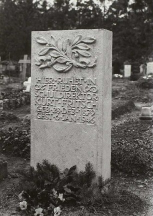 Grabstein für Schuldirektor Kurt Fritsch : Grabstein für Schuldirektor Kurt Fritsch. Sandstein (ab 1946; W. Hempel). Dresden-Tolkewitz, Johannisfriedhof