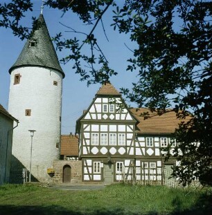 Gelnhausen-Meerholz. Rathaus. Ansicht von Osten, daneben der alte Wartturm