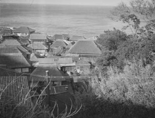 Insel Oshima : Blick über die Dächer eines Küstenortes (Okada-mura?) auf den Pazifischen Ozean