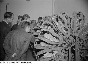 Fachbesucher vor Maschinen für die Schuhherstellung