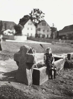 Steinkreuz und Röhrbrunnen : Nauleis, Steinkreuz (D 107) am Röhrbrunnen am Dorfteich mit Mädchen