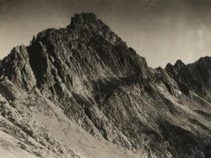 Deutschland. Bayern. Allgäuer Alpen. Der Gipfel des Hochvogel (2.592 m ü.A.) vom Schneefeld Kalter Winkel gesehen