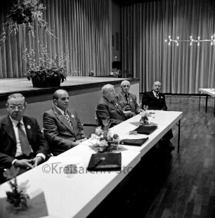Kreishandwerkerschaft Stormarn: Oldesloer Festhalle: 5. Jahrestreffen: der Tisch des Versammlungspräsidiums mit Wilhelm Russmeier, stellvertretende Kreishandwerksmeister, Otto Löw, Kreishandwerksmeister, Wilhelm Marx, Präsident der Handwerkskammmer Lübeck, Edmund Helbig, Präsident der Handwerkskammer Hamburg und Ehrenkreishandwerksmeister Walter Reichler