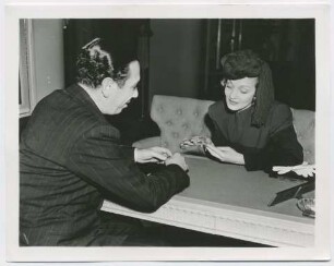 Marlene Dietrich beim Juwelier (Los Angeles, zirka 1935 - 1939) (Archivtitel)