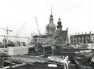 Dresden-Altstadt, Augustusstraße 2. Ständehaus (1901-1907; P. Wallot). Substanzsicherung / Wiederaufbau Dach. Notdach Südflügel mit Bau- und Gerüstmaterial