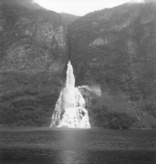 Reisefotos Norwegen. Geirangerfjord. Blick zum Ufer mit Wasserfall "Der Freier" gegenüber dem Wasserfall "Die sieben Schwestern"