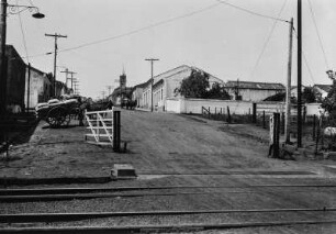 Bahnübergang : Ein Bahnübergang in der Nähe des Bahnhofs in Torrinha.