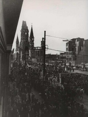 Rosenmontagszug 1952. Tauentzienstraße