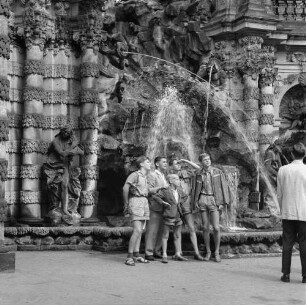Dresden-Altstadt. Besucher im Nymphenbad des Zwingers