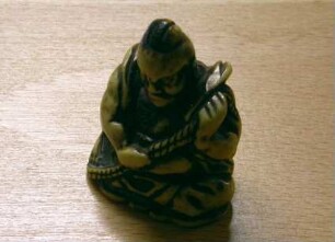 Netsuke in Gestalt eines sitzenden Mannes