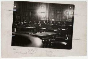 Aufnahme des Riesenprozesses gegen Julius Barmat. von links: Hahle, Julius Barmat, Juliusberger, Landgerichtsdirektor Neumann