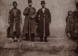 Männer in Viransehir : Drei Männer stehen in Viransehir vor einem Gebäude. Rechts ein Mädchen und ein weiterer Mann.