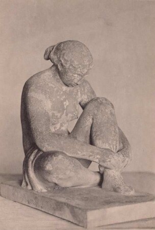 Sitzende weibliche Figur