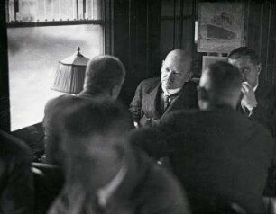Gustav Stresemann im Speisewagen auf der Fahrt nach Paris zur Unterzeichnung des Kellogg-Paktes. Mitte: Gustav Stresemann, rechts neben ihm: Geheimrat Redlhammer vom Auswärtigen Amt
