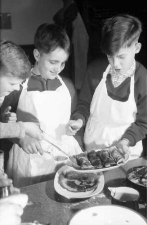 Freiburg: Adelhauser Schule; Jungen lernen Kochen; Füllen der Omelettes