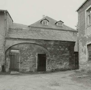 Lengenfeld-Plohn, Plohner Hauptstraße 9/11. Rittergut Plohn (nach 1804). Wirtschaftsgebäude. Hofansicht (Teilansicht)