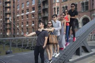 Speicherstadt, 08.2018. Asiatische Touristen machen ein Selfie mit Selfie-Stick