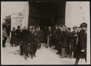 Die Witwe Gerty und der Sohn Raimund von Hofmannsthal verlassen die Kirche bei Hofmannsthals Beerdigung