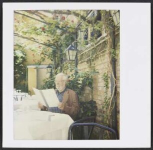 Wolfram Siebeck im Außenbereich eines Restaurants