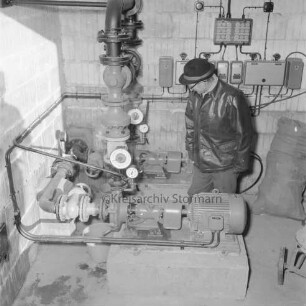 Klein Barnitz: Wasserwerk Klein Barnitz des Wasserbeschaffungsverbands Reinfeld-Land: Pumpstation als Provisorium: Innenansicht: Besichtigung der Pumpe: rechts Mann