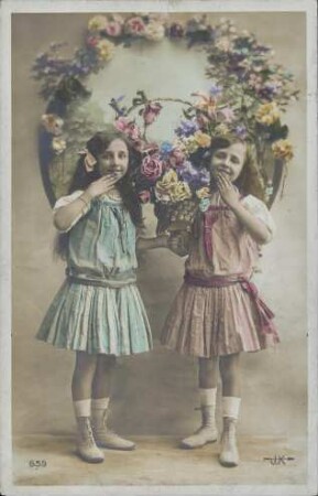 [Zwei Mädchen mit Blumenkranz]