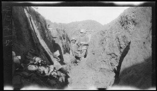 A.O.K.-Stellung an der Somme (Fluss im Norden Frankreichs): 2 Soldaten mit Stahlhelm in einem breiten und unbefestigten Schützengraben, im Vordergrund Waffen und Ausrüstung ("A.O.K.-Stellung an der Somme. 1916")