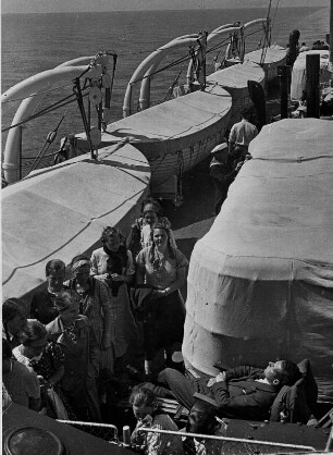 Auf dem Passagierschiff "Hansestadt Danzig" des Seedienstes Ostpreußen. Passagiere auf dem Oberdeck zwischen den Rettungsmitteln