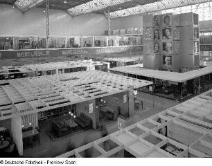 Raumaufnahme mit Ausstellungskojen