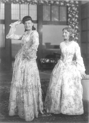 Der Bibliothekar. Schwank in vier Akten von Gustav von Moser. Staatsschauspiel Dresden, Premiere 18.04.1931 : Cara Gyl als Edith Marsland und Lotte Meyer als Eva Webster