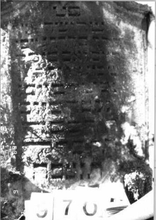 Grabstein 970 (Index: 99751399) Material: Sandstein Zustand: leicht verwittert Maße HxBxT: 105x62x13 cm Beschreibung: ädikulaart. Stele mit Pilastern, eingezog. Segmentbogenabschl. , Schrift eingetieft: Grabstein 970A