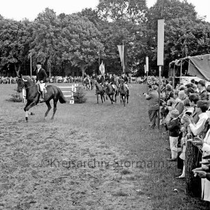 Kreispferdesportverband Stormarn e.V.: Exer: 19. Kreispferdeleistungsschau: Teilnehmer, im Hintergrund und rechts Zuschauer