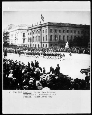 Berlin, Unter dern Linden, Rückkehr der Grenadiere von der Parade