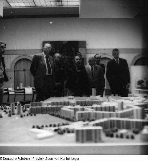 Internationale Kommunalpolitiker: Vorbereitungskommision? für das 9. Kolloquium (1972.03); Uno Vereinigung im Rathaus (1972.03.20); Schwedische Kommunalpolitiker mit Böhme (1972.07); Wrozlawer Stadtverordnete (1972.12); Ostrawa (1973.05); Präsident der französischen Abgeordneten (1974.01)