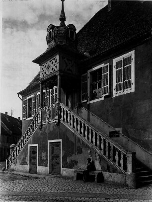 Deidesheim - Rheinland-Pfalz. Ansicht des barocken Rathauses. Hier die Ansicht der markanten Doppelfreitreppe mit dem von zwei Säulen getragenen Baldachinüberbau
