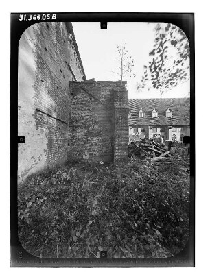 Rühn. Ehem. Zisterzienser-Nonnenkloster. Klosterkirche (M. 13. Jh.). mit Ostflügel von Westen