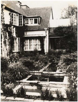 Garten Szafransky: Wasserbecken und Haus