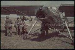Soldaten an einer Fieseler Storch