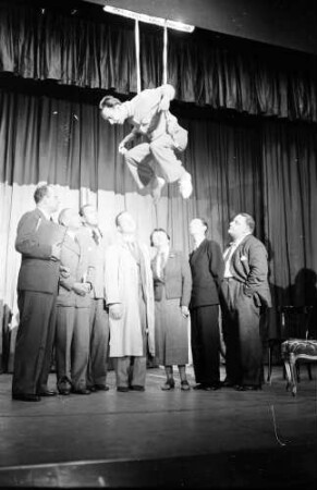Kabarett der Komiker: "Gib ihm"; Rudolf Platte hängt am Trapez; drumherum: Fink, Bendow, Schwerholdt, Nuemann, Ney, Giesen, Rtischer