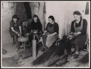 Frauen beim Korbflechten