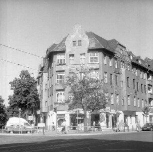 Berlin-Schöneweide, Hasselwerder Straße 3/Ecke Schnellerstraße. Wohnhaus mit Läden (nach 1995 saniert). Eckansicht