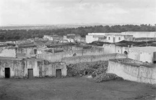 Siedlungsruinen : Blick über die Altstadt bei Kusbat, Msellata. Ruinen einer Siedlung