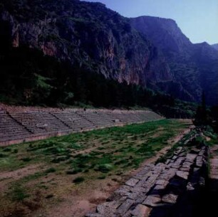 Delphi. Stadion. 5. Jh. v. Chr., 7.000 Zuschauer. Neubau des Herodes Atticus, 2. Jh. n. Chr